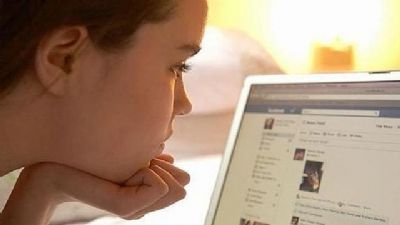 Seis cosas que las mujeres hacen en Facebook y que los hombres no pueden soportar